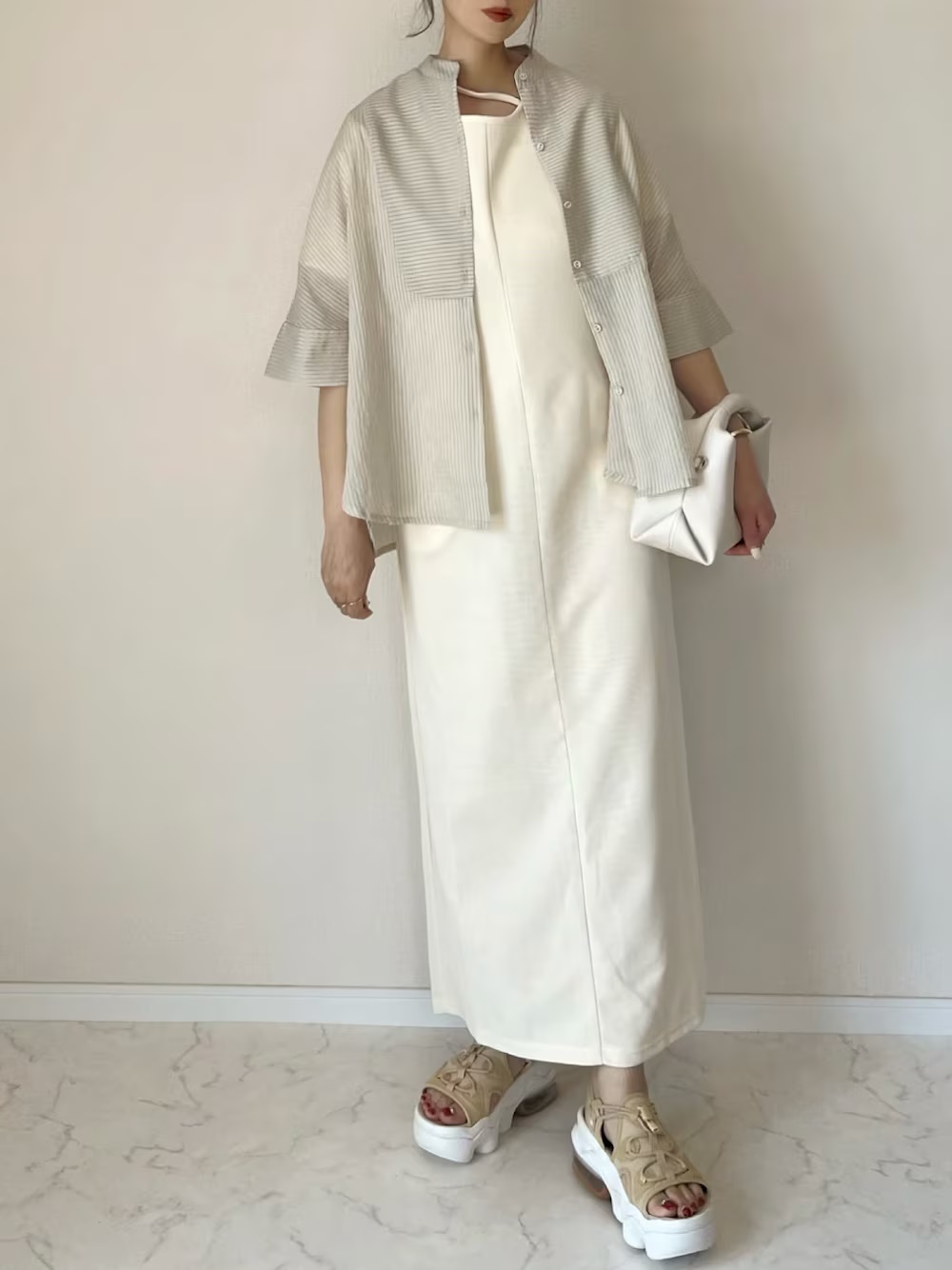 ベージュのエアマックスココと白いワンピースを着た女性の画像